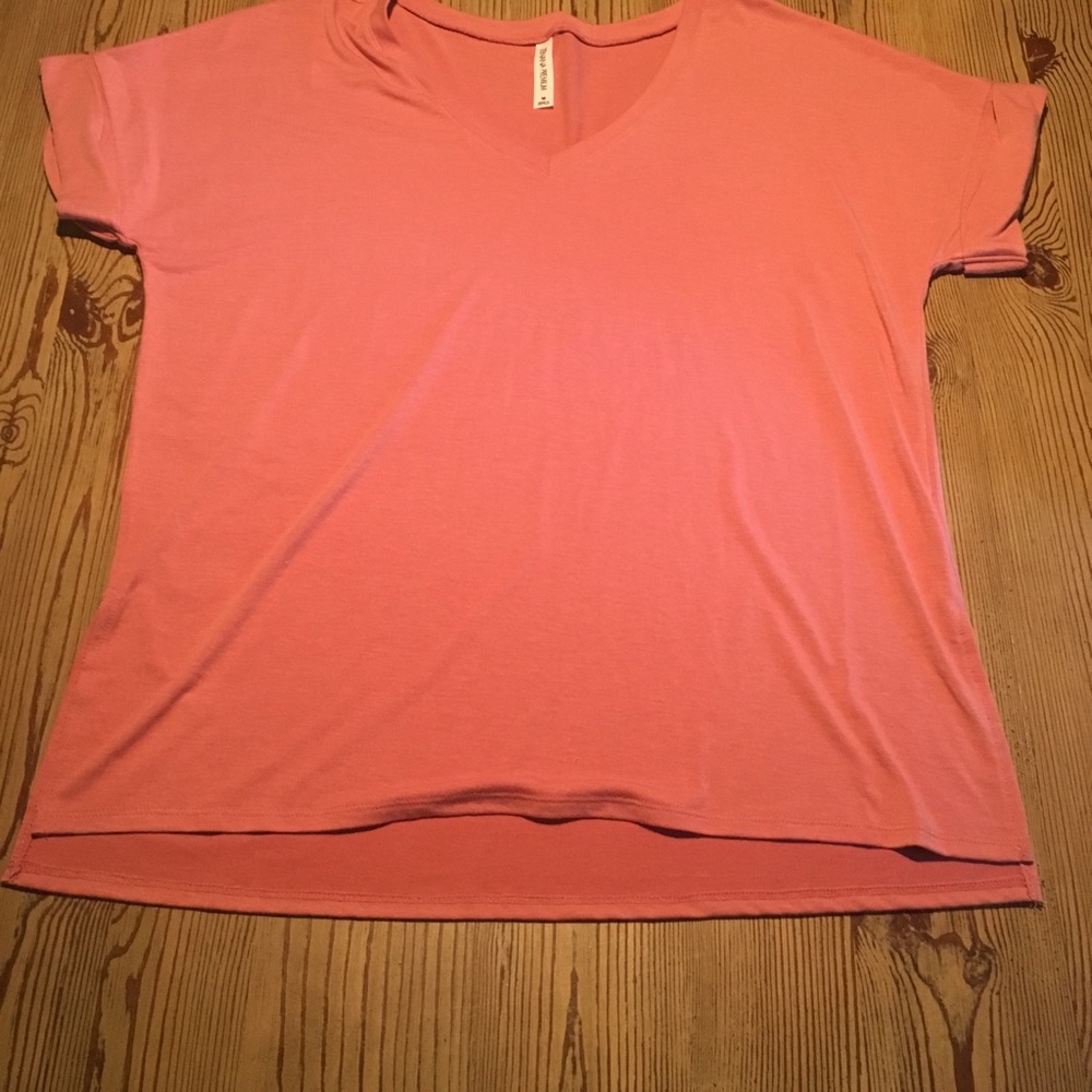 **3/$10** NWOT Boutique V-Neck Tee, sz M